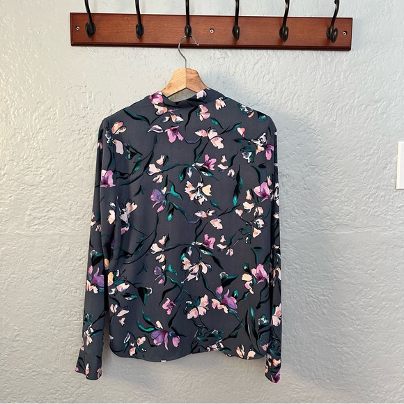 V-neck Top In Grey G Floral Stroll - Picture 7 of 10